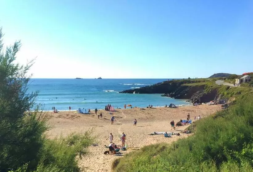 Beachside Spacious Apartment, Private Garden