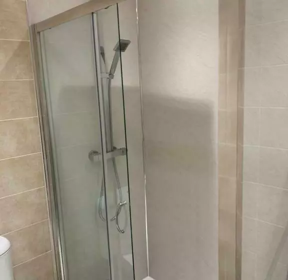 Dunfermline Gf Flat, 5 Min Walk To Train St. And High St