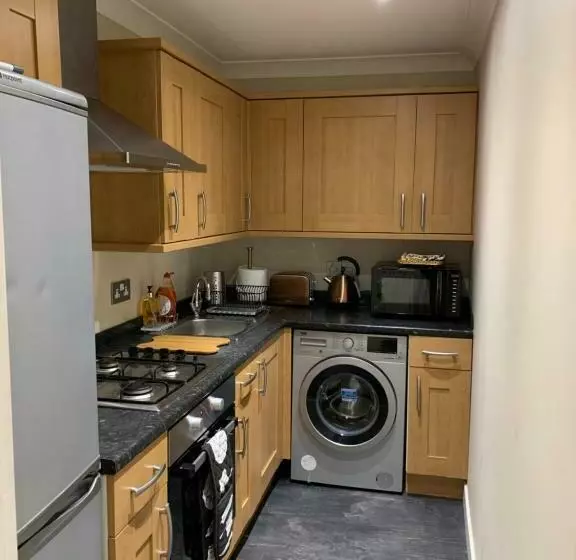 Dunfermline Gf Flat, 5 Min Walk To Train St. And High St