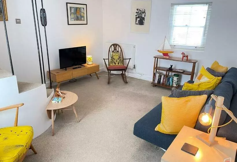 Sixpence Cottage, A Few Steps From The Harbour!