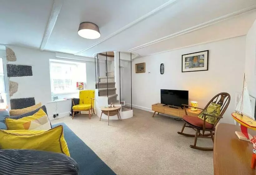 Sixpence Cottage, A Few Steps From The Harbour!