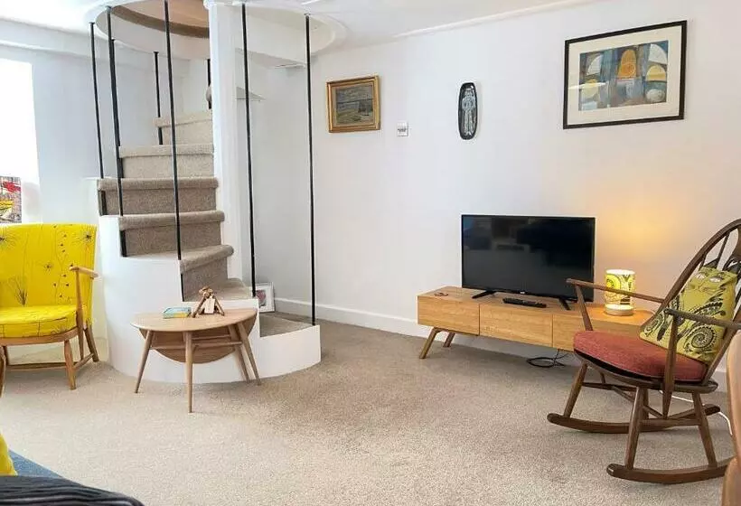 Sixpence Cottage, A Few Steps From The Harbour!