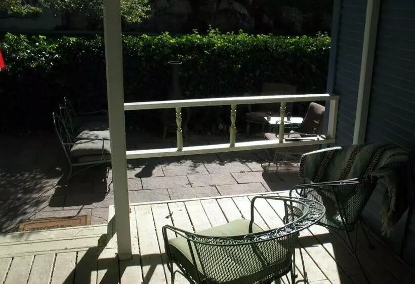 The Cottage At Castle Rock