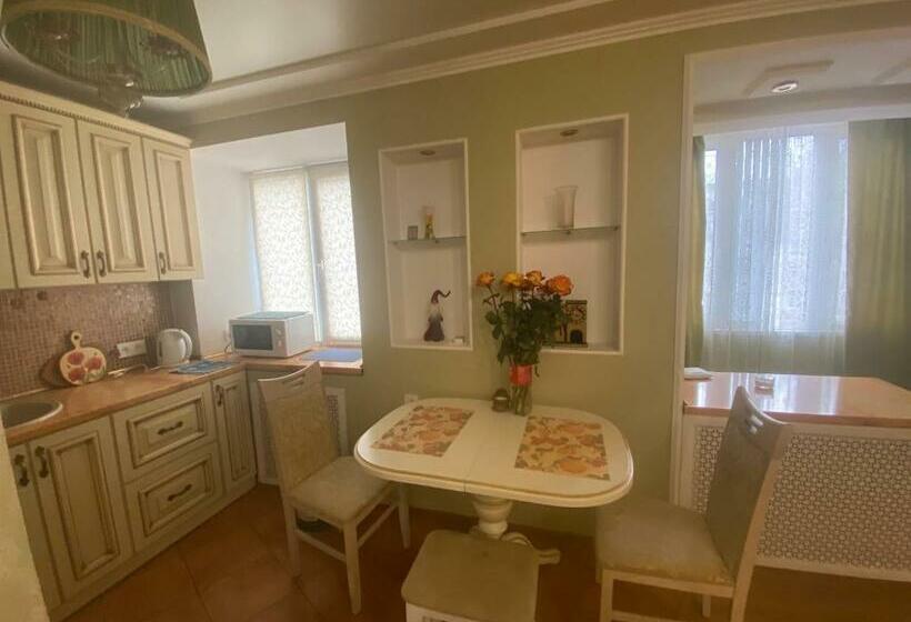 красивая дизайнерская квартира возле метро бот. сад