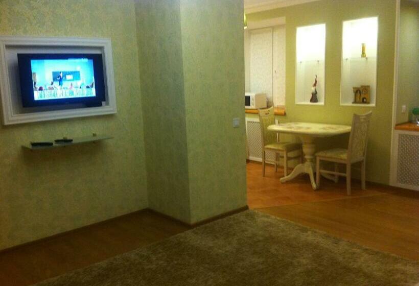 красивая дизайнерская квартира возле метро бот. сад