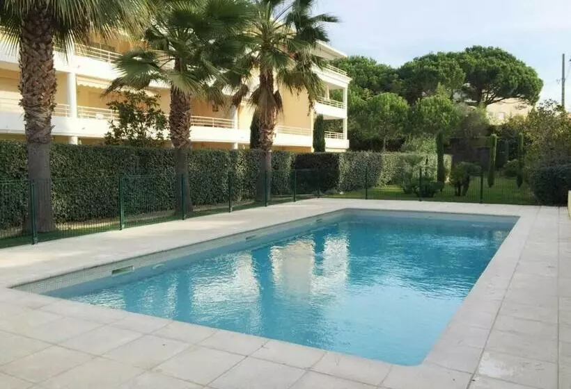 Appartement 2 Pièces Avec Terrasse, Parking, Piscine, Près De La Plage   4 Couchages à Golfe Juan