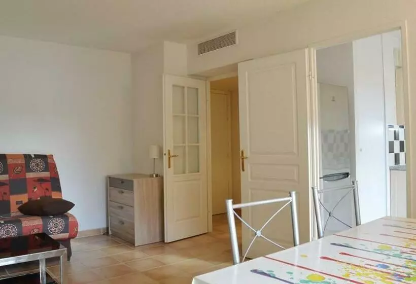 Appartement 2 Pièces Avec Terrasse, Parking, Piscine, Près De La Plage   4 Couchages à Golfe Juan