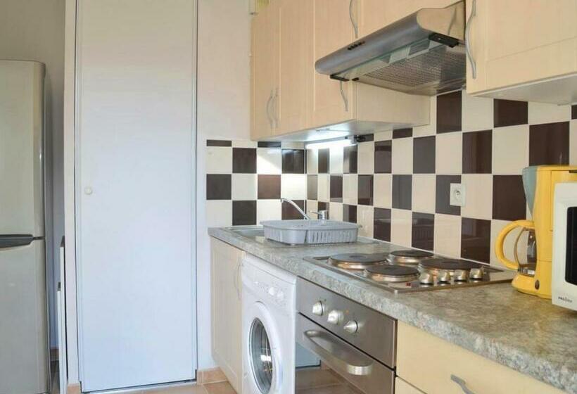 Appartement 2 Pièces Avec Terrasse, Parking, Piscine, Près De La Plage   4 Couchages à Golfe Juan