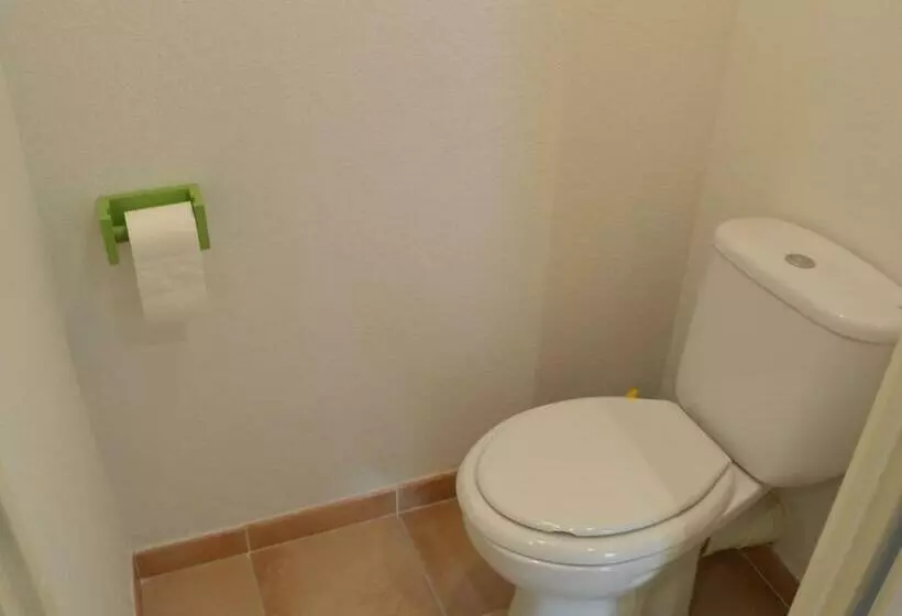 Appartement 2 Pièces Avec Terrasse, Parking, Piscine, Près De La Plage   4 Couchages à Golfe Juan