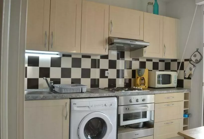 Appartement 2 Pièces Avec Terrasse, Parking, Piscine, Près De La Plage   4 Couchages à Golfe Juan