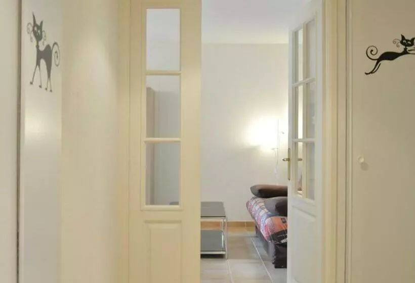 Appartement 2 Pièces Avec Terrasse, Parking, Piscine, Près De La Plage   4 Couchages à Golfe Juan