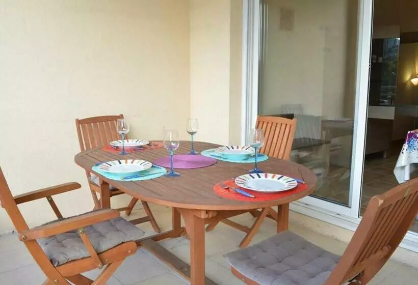 Appartement 2 Pièces Avec Terrasse, Parking, Piscine, Près De La Plage   4 Couchages à Golfe Juan