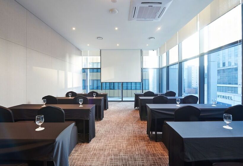 Stanford Hotel Myeongdong