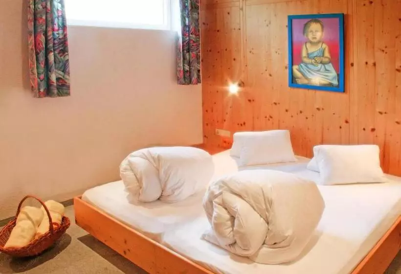 تختخواب و صبحانه Garni Madrisa