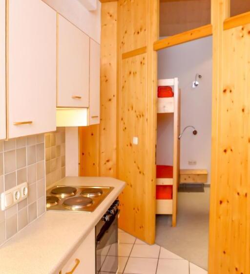 تختخواب و صبحانه Garni Madrisa