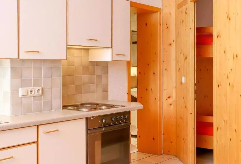 تختخواب و صبحانه Garni Madrisa