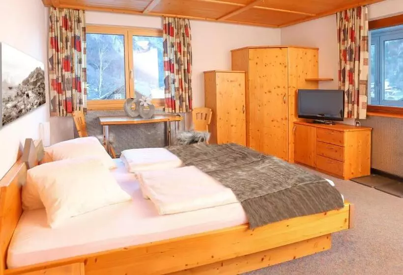 تختخواب و صبحانه Garni Madrisa