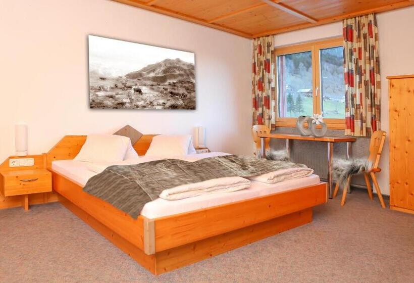 تختخواب و صبحانه Garni Madrisa