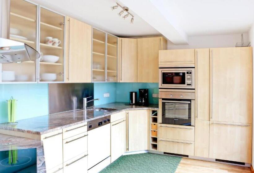 تختخواب و صبحانه Garni Madrisa