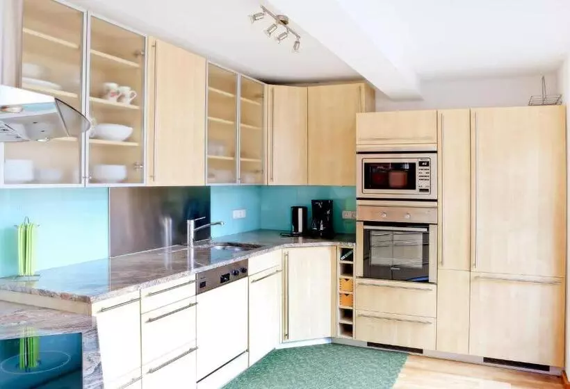 تختخواب و صبحانه Garni Madrisa