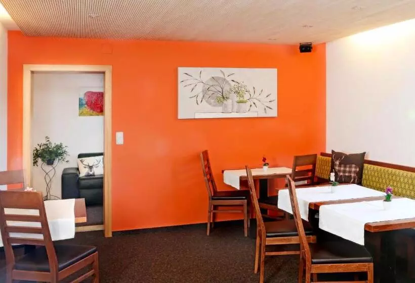 تختخواب و صبحانه Garni Madrisa