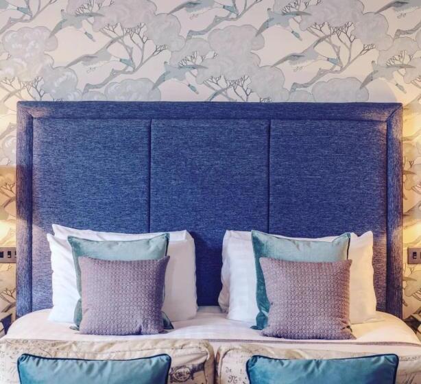 בית מלון כפרי Clifton Arms