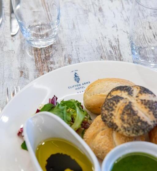 בית מלון כפרי Clifton Arms