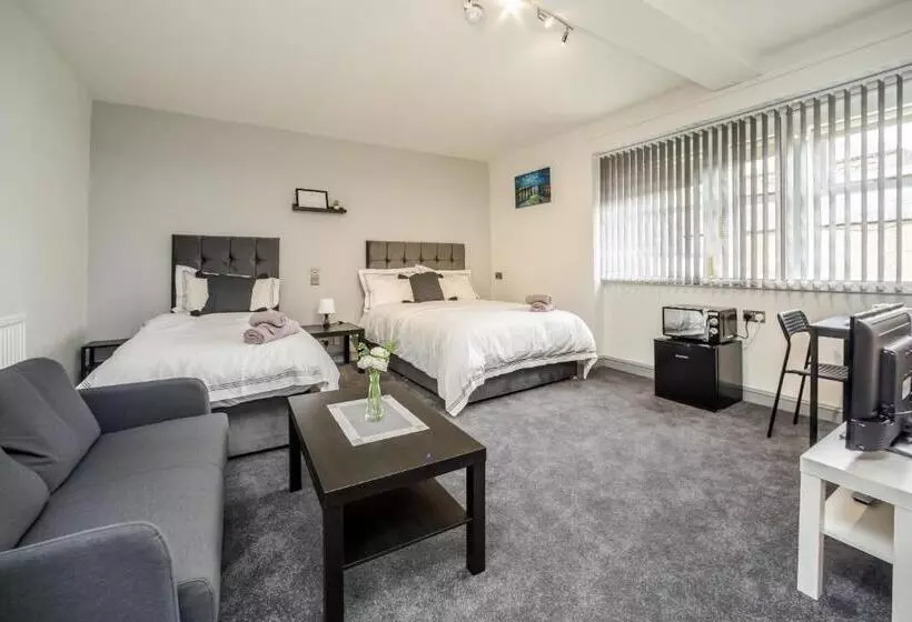 호텔 Huddersfield Central Lodge