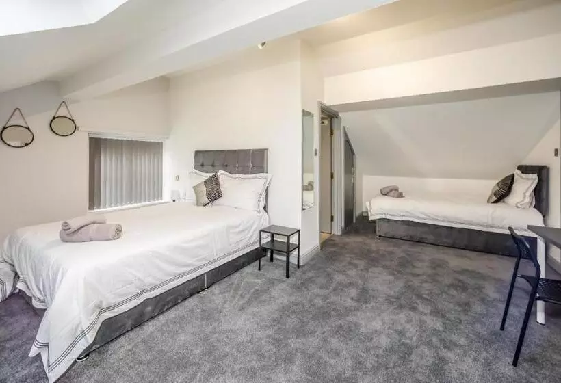 호텔 Huddersfield Central Lodge