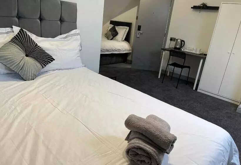 호텔 Huddersfield Central Lodge