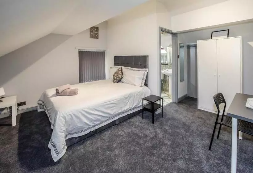 호텔 Huddersfield Central Lodge