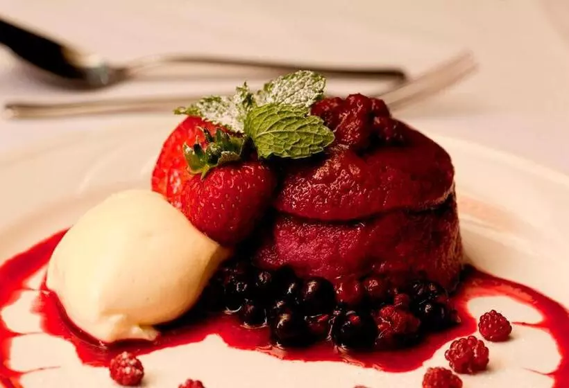 Отель The Old Black Lion