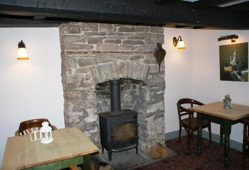 Отель The Old Black Lion