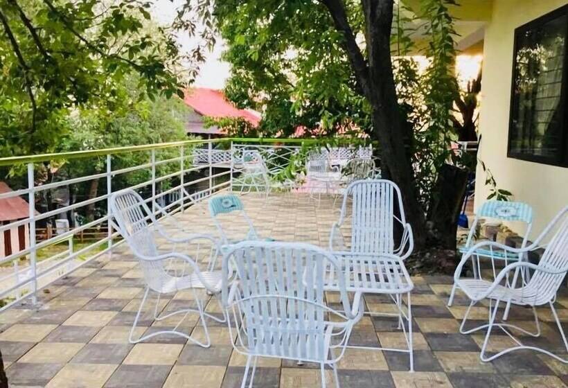 هتل The Legacy British Era Cottages