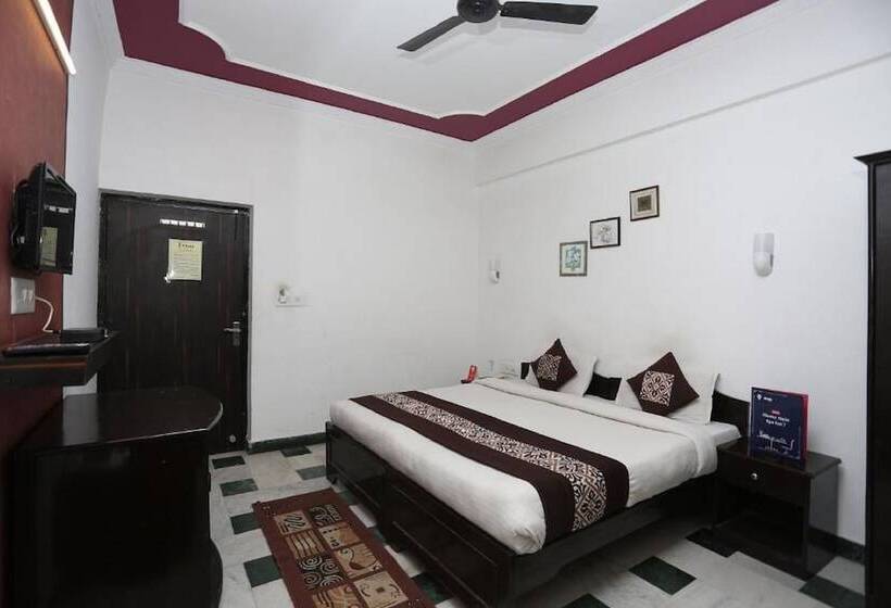 Goroomgo Hotel Priya Agra