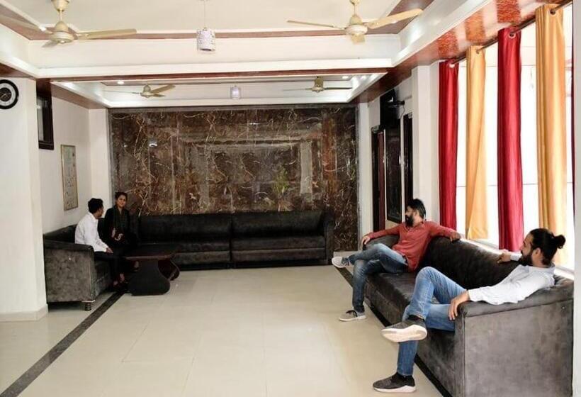 هتل Gayatri Palace By Oyo Rooms