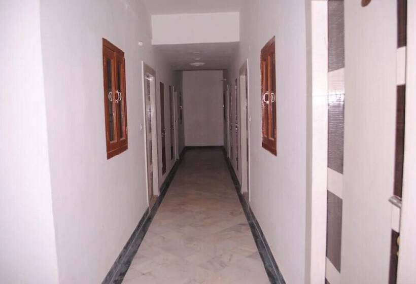 Отель Goroomgo Jeet Agra