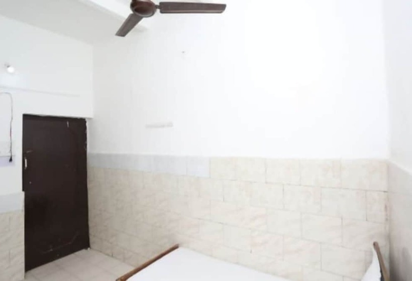 Отель Goroomgo Jeet Agra