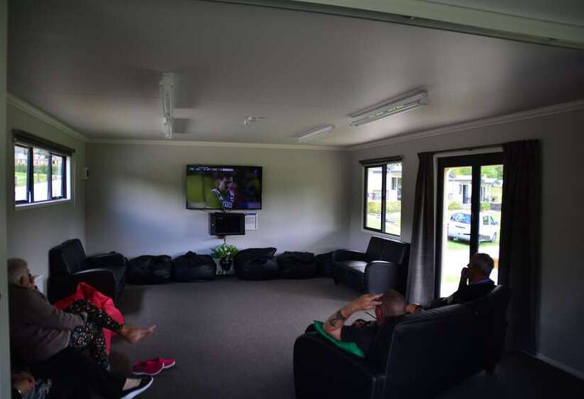 호텔 Waitomo Top 10 Holiday Park