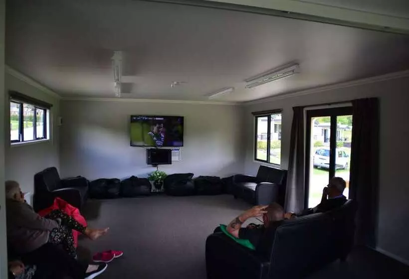 Hotelli Waitomo Top 10 Holiday Park