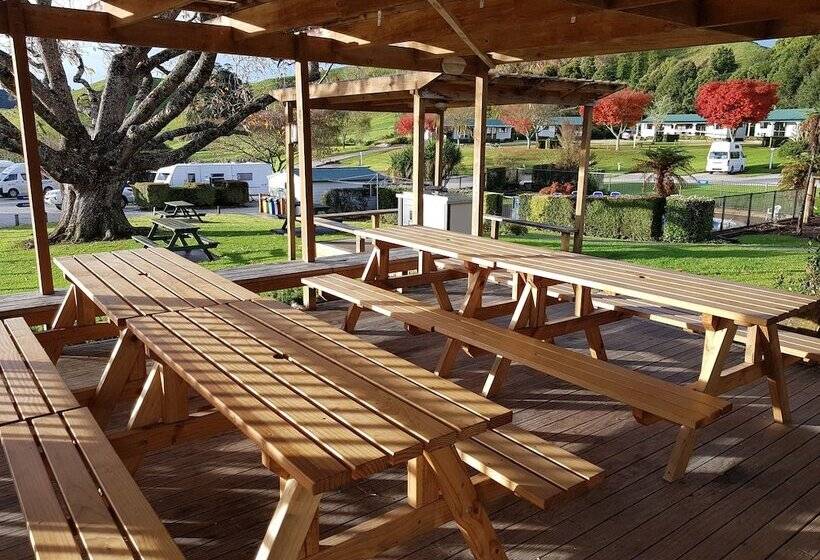 호텔 Waitomo Top 10 Holiday Park