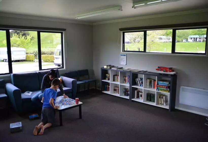Hotelli Waitomo Top 10 Holiday Park