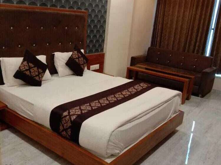 بنسيون Green Park Vadodara