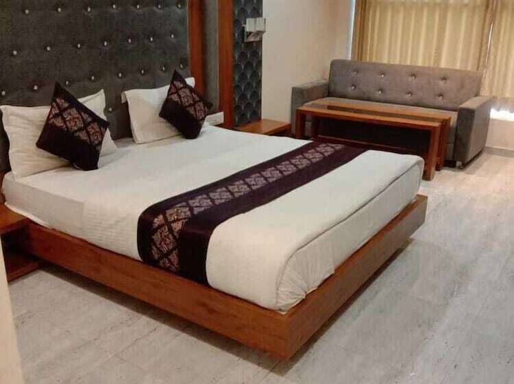 بنسيون Green Park Vadodara