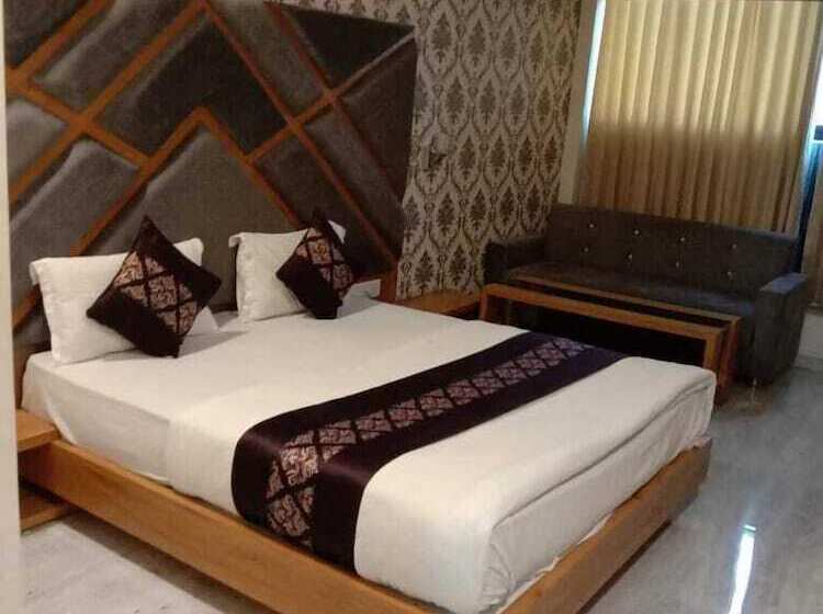 بنسيون Green Park Vadodara