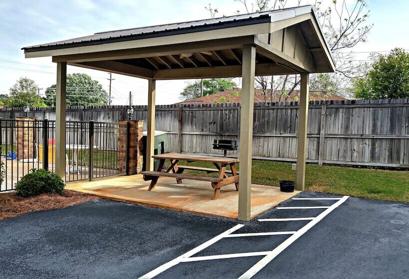 Отель Cochran Inn & Suites