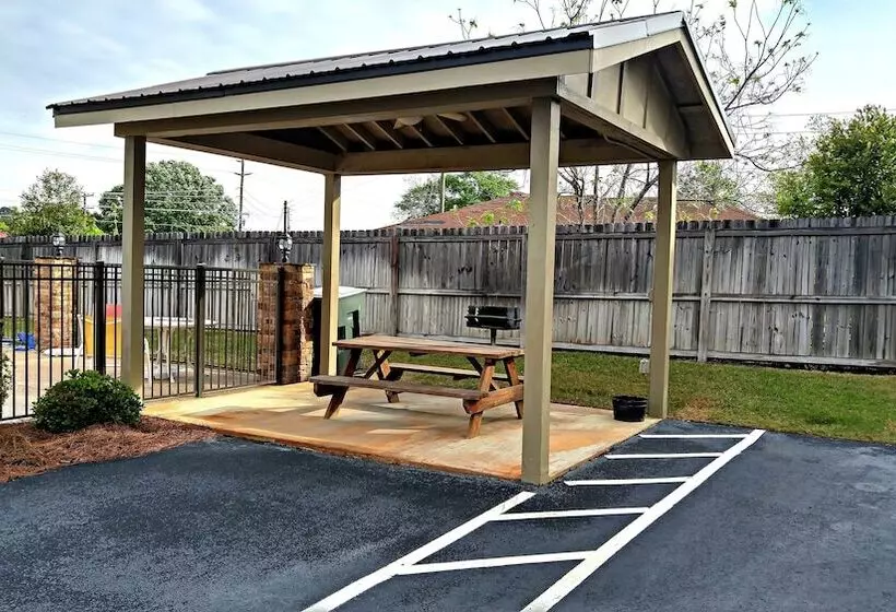 Hotelli Cochran Inn & Suites