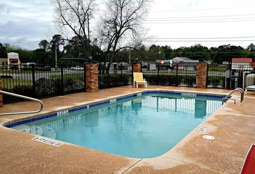 Hotelli Cochran Inn & Suites