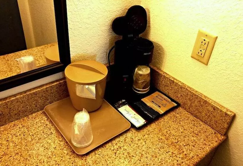 Hotelli Cochran Inn & Suites