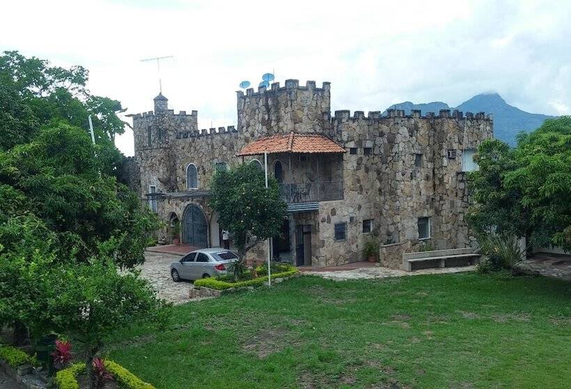 ホテル El Castillo Chinauta